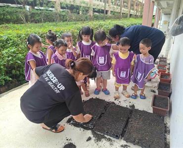 โครงการ “ปลูกผักรักสิ่งแวดล้อม เรียนรู้เศรษฐกิจพอเพียง” ส่งเสริมการเรียนรู้ผ่านการลงมือปฏิบัติ