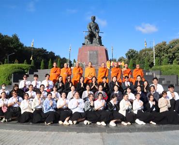 พิธีตักบาตรเพื่อถวายเป็นพระราชกุศลแด่ สมเด็จพระนางเจ้าสิริกิติ์ พระบรมราชินีนาถ พระบรมราชชนนีพันปีหลวง